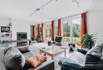 Offener Wohnbereich mit Zugang zur Terrasse