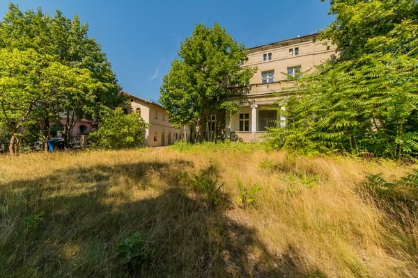 Hausansicht &quot;Villa Rabe&quot; mit Remise im Hintergrund