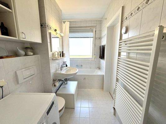 Tageslichtbad mit Wanne