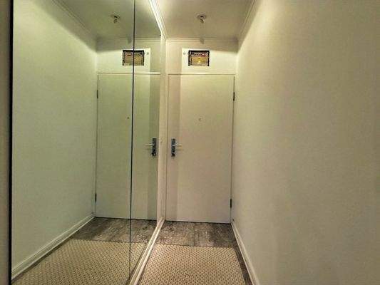 Wohnungseingang mit großem Spiegel