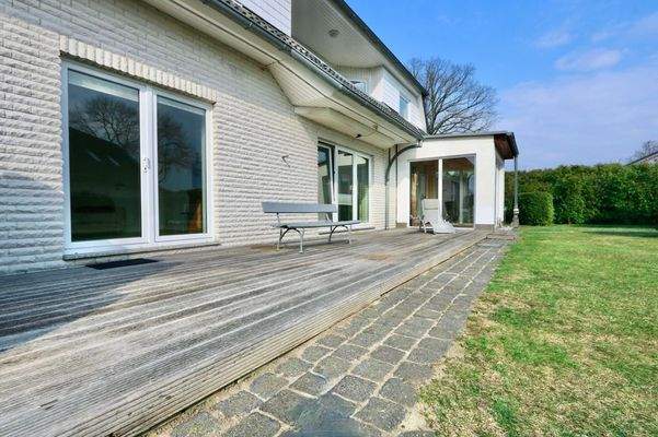 mit angrenzender Terrasse