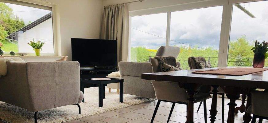 Wohnzimmer mit Fenstern