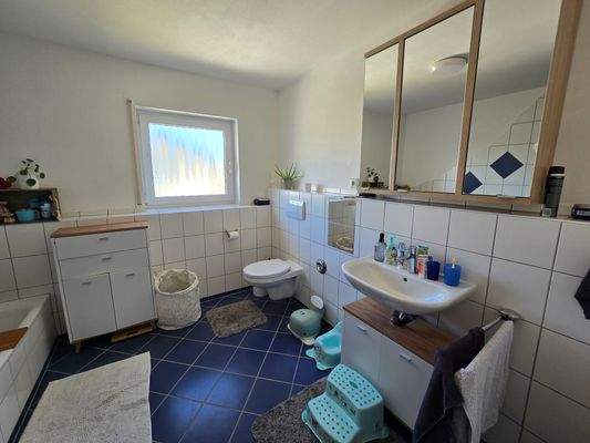 Badzimmer  mit Fenster.jpg