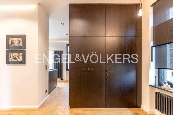 Flur - Blick zur Küche / Einbauschränke