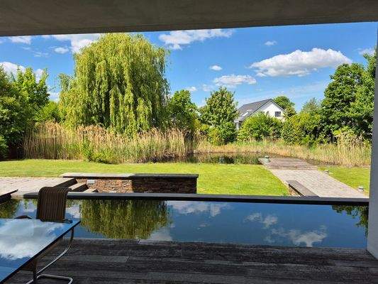 Fensterblick auf die Terrasse