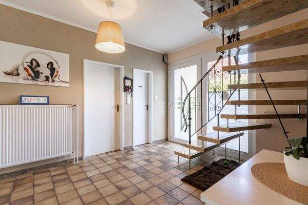 Der Flur mit Blick auf den Eingangsbereich