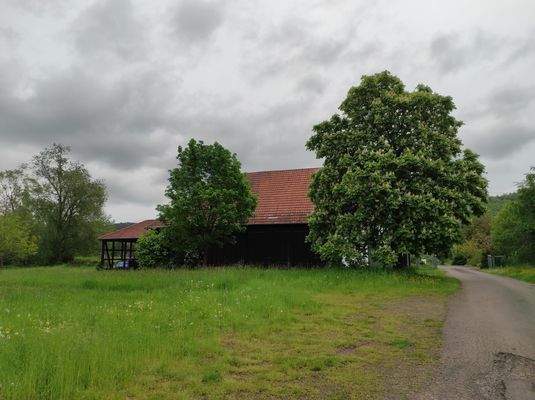 Hofeinfahrt - Blick auf Scheune