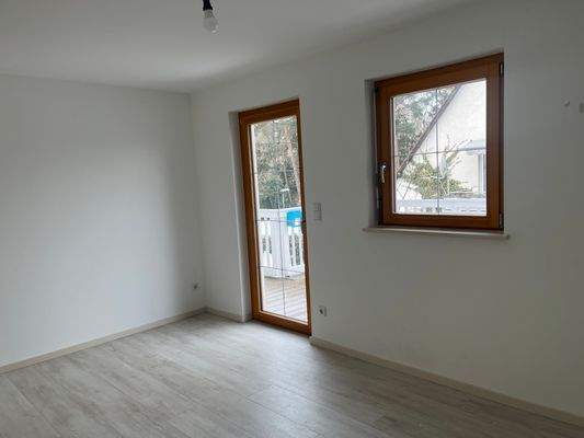 Kinderzimmer mit Zugang zum Balkon.JPG