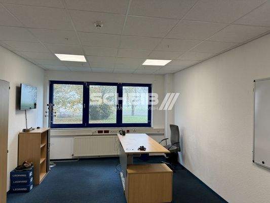 gut ausgestattete Büroeinrichtung