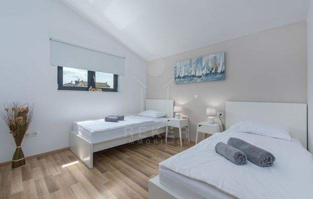 Obergeschoss: 3 Schlafzimmer, 2 Bäder, großzügige Terrasse mit Meerblick