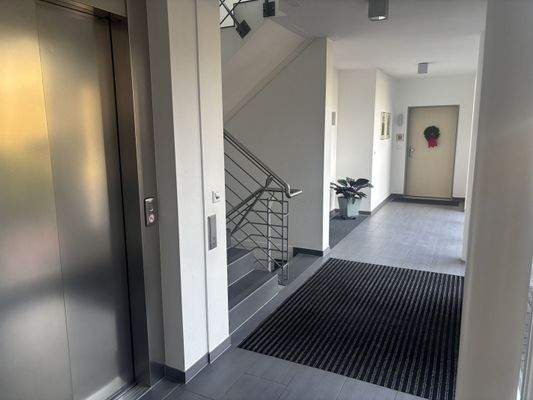 Hausflur mit Wohnungstür links