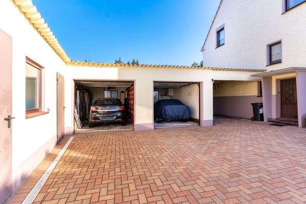 Hausansicht inkl. Garagen