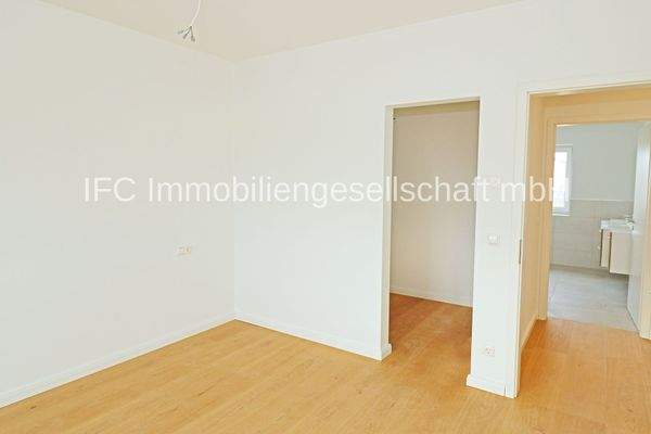 Schlafzimmer mit Ankleide im OG