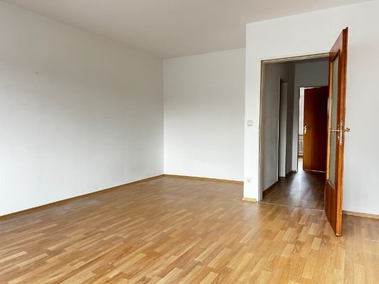 Blick Wohn- Essbereich von Balkon
