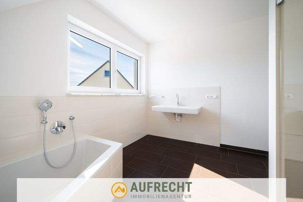 modernes Tageslicht-Badezimmer