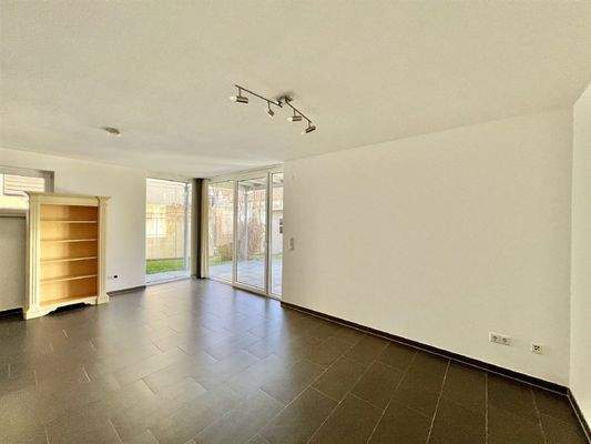 Großzügiges, lichtdurchflutetes Zimmer im GG