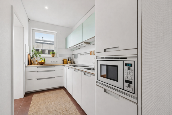 Separate Einbauküche mit Zugang zum Wohn- und Essbereich