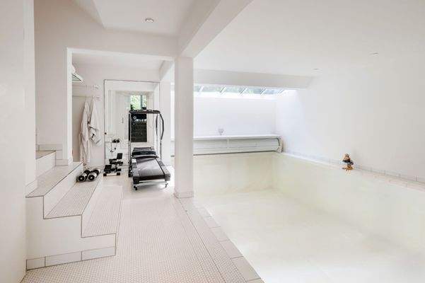 Sportraum-Schwimmbecken