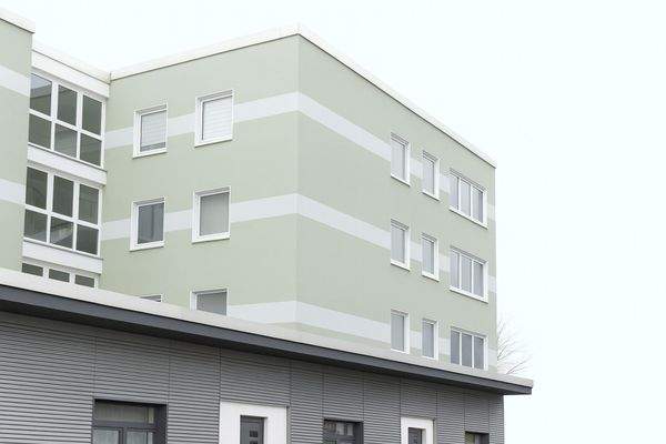 Modernes Gebäude bei bewölktem Himmel.png