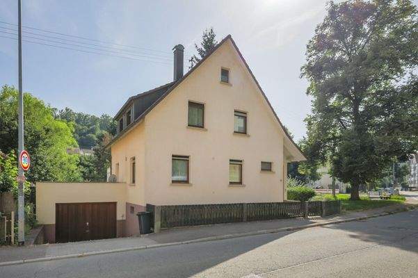 Straßenansicht mit Garage