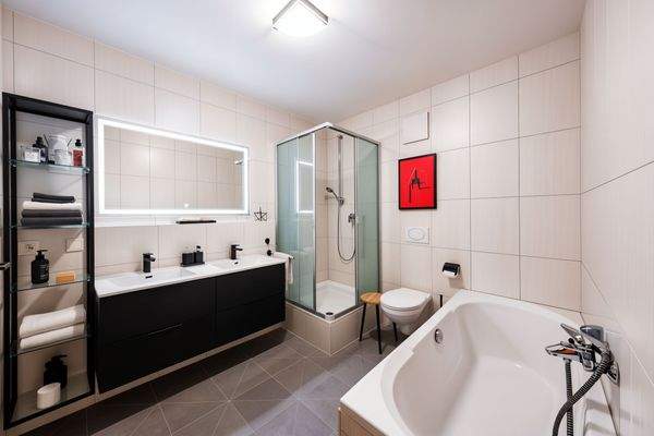 Badezimmer mit Dusche und Badewanne 1.OG - (KI generiert)