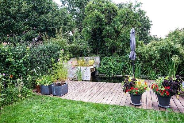 Teichanlage mit Sonnenterrasse