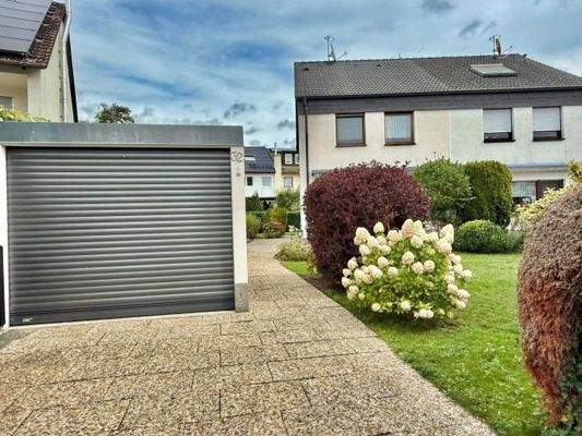 Blick Eingangsbereich mit Garage