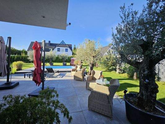 Terrasse / Blick in den Garten / im Sommer