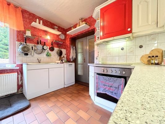helle Küche mit Zugang zum Wohnzimmer