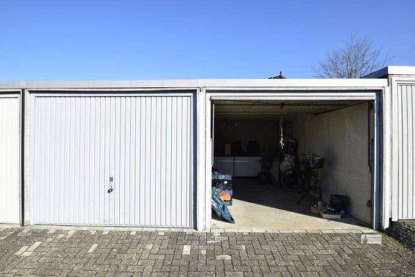 2 Garagen gehören zum Haus