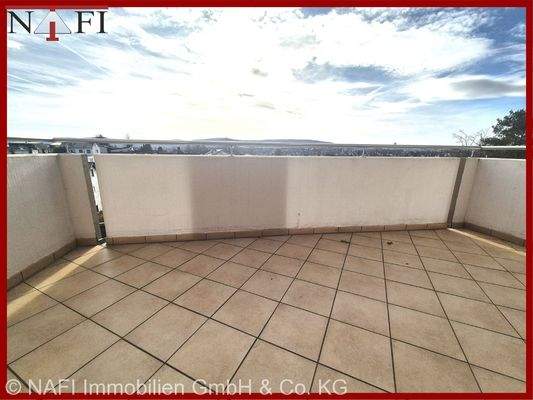 großer Balkon am Wohnzimmer