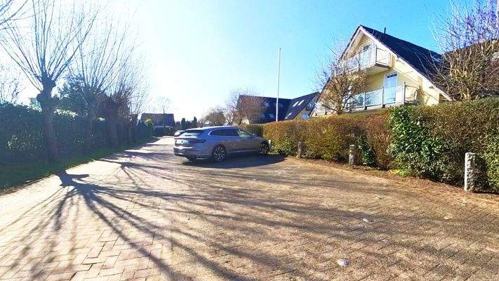 Gepflegte Privatstraße mit Stellplätzen direkt am Haus
