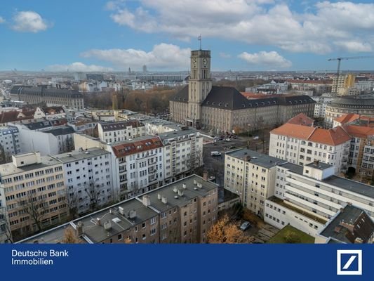 Rückansicht mit Rathaus