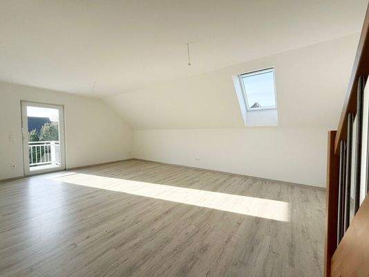 Wohnzimmer mit Balkonzugang 