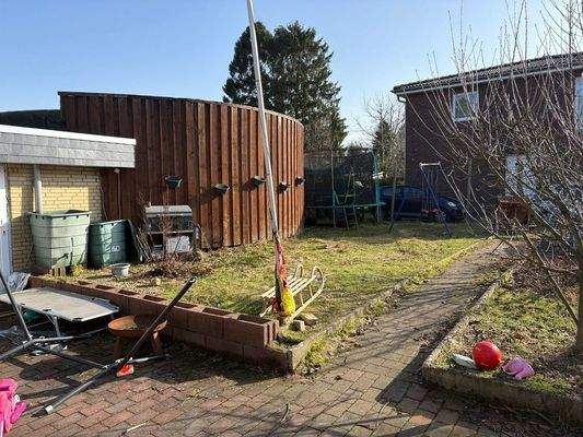 Garten mit Nebengebäude