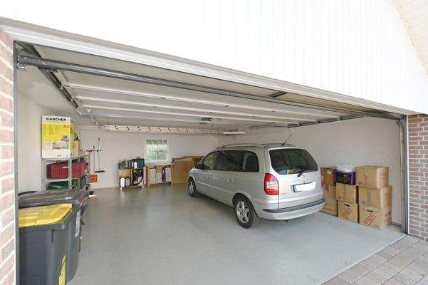 Doppelgarage mit Zugang zum Garten 