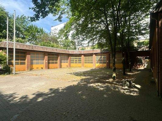 Garagen und Außenfläche