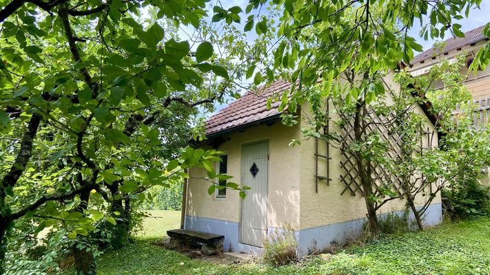 Toller Garten mit Gartenhaus