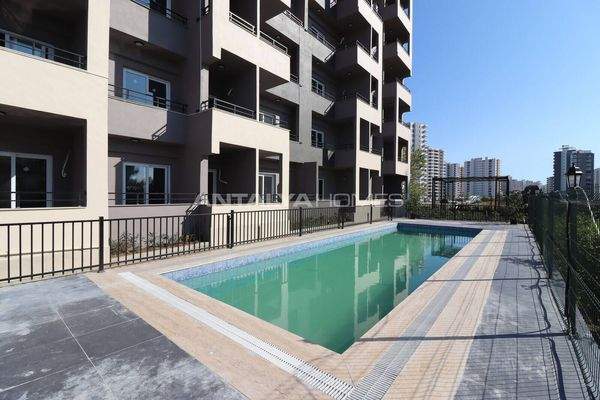 New Build Flats in Complex Close to Beach in Mersin Erdemli