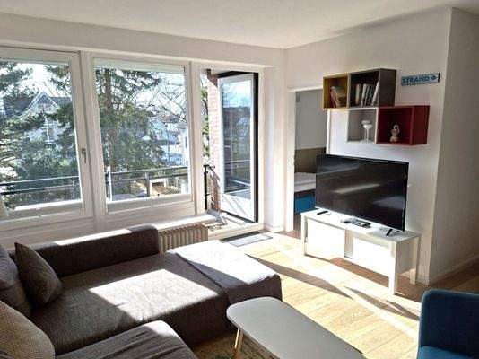 Lichtdurchfluteter Wohnbereich zum Balkon