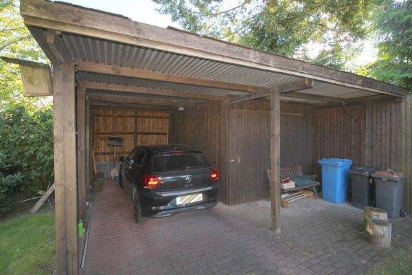 Geräumiges Carport u. abschließbarer Werkstattbereich