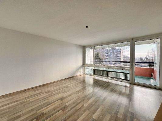 Wohnzimmer mit großer Fensterfront