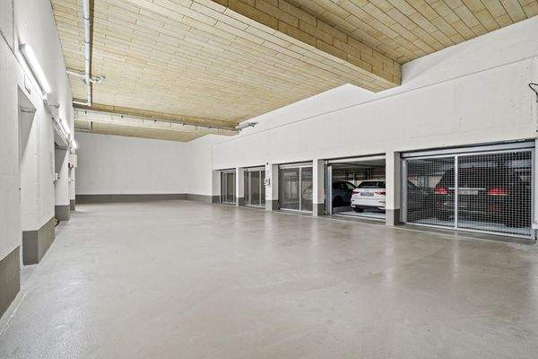 in die geräumige Tiefgarage