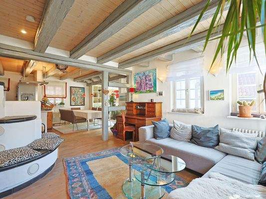 Heller, gemütlicher Wohnbereich mit Kamin