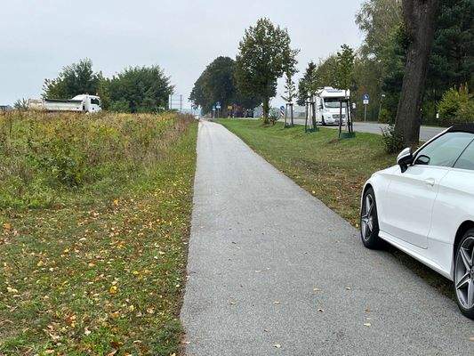 1. Fahrradweg vor den Grundstü