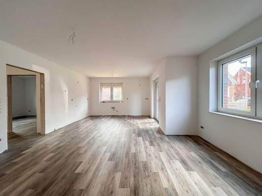 Wohnzimmer mit offenem Küchenbereich Beispielbild