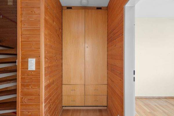 Praktische Flurnische mit integriertem Einbauschrank im OG