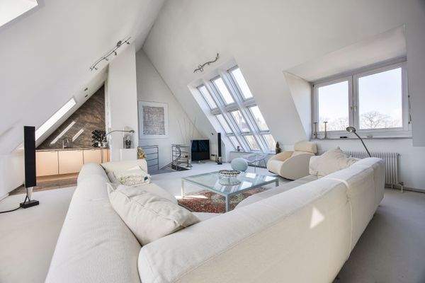 Lichtdurchflutetes Studio im Dach