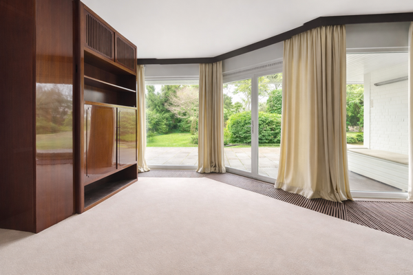 Kaminzimmer mit Gartenblick