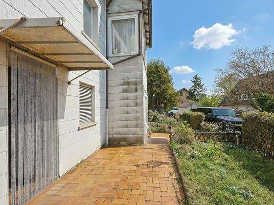 Große Terrasse mit Vorgarten und Zugangsweg